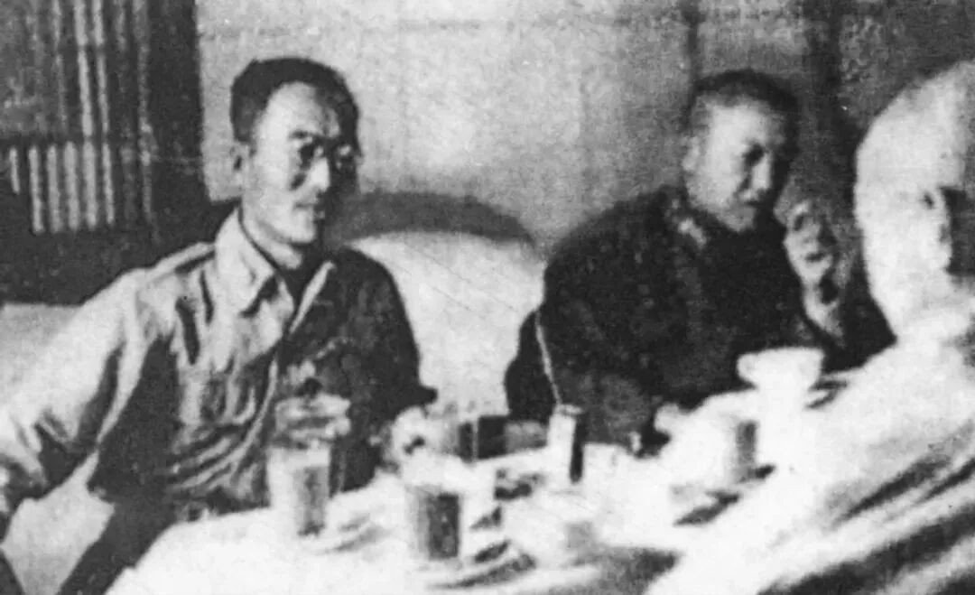 同题参见听讲解员一字一句地朗诵陈老总