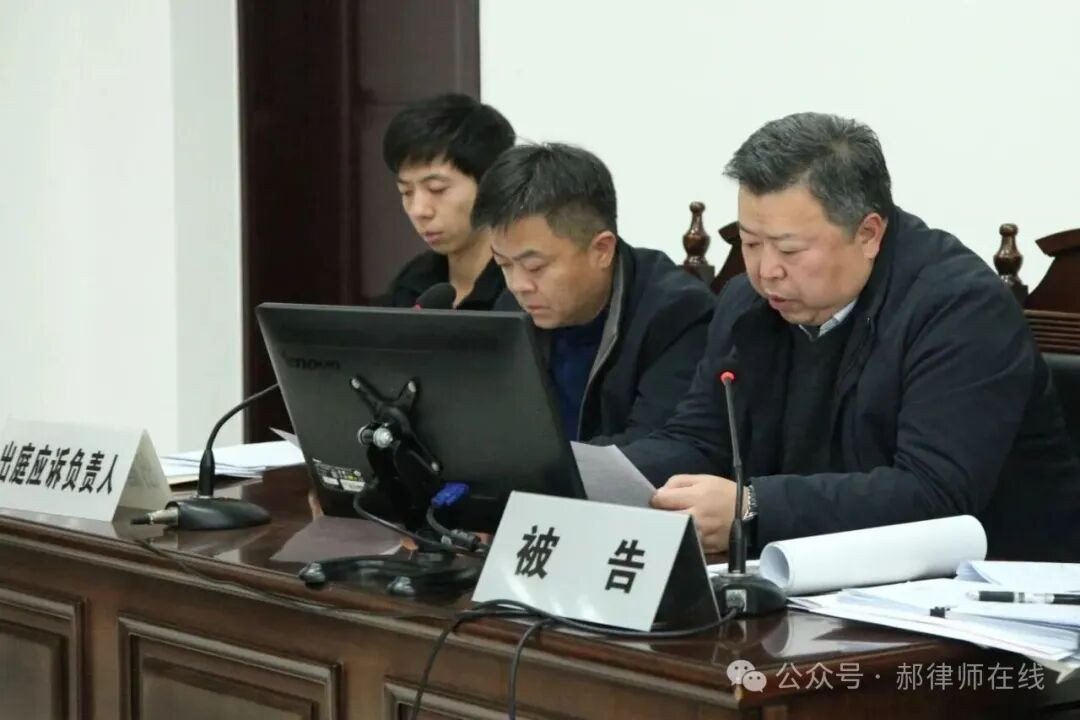 图右一为辉县市人力资源和社会保障局局