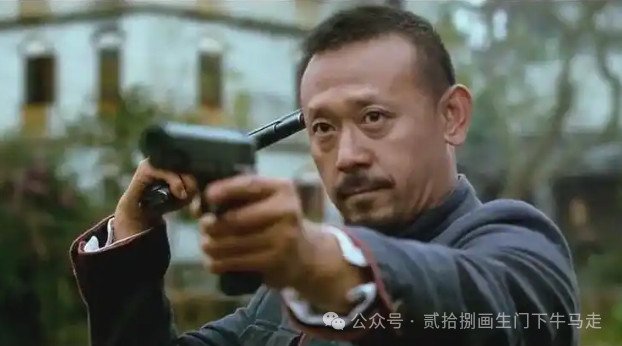 而是他拒绝把批判变成任何一方的安慰
