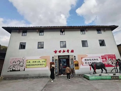 抒发了作者对故土的无限眷恋和深情回望
